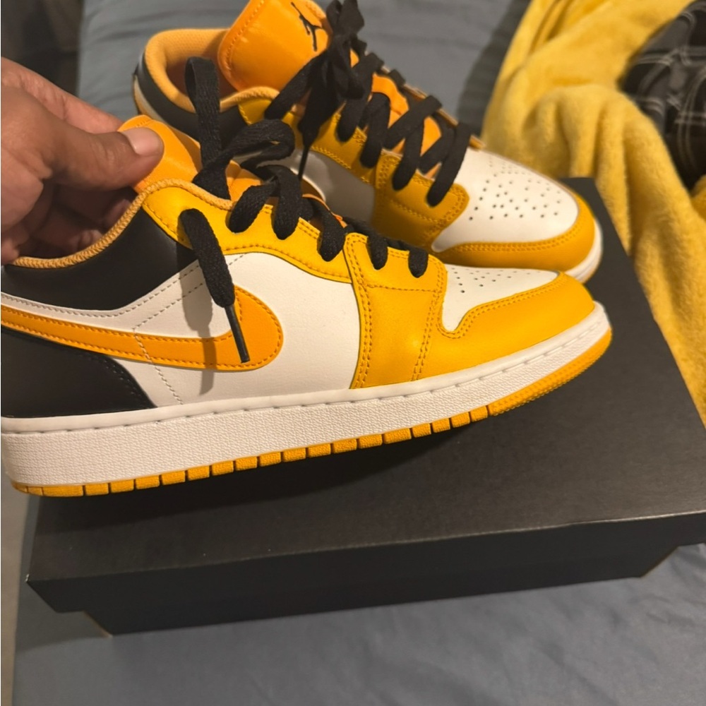 Nike Low-Top Sneakers in Yellow, White & Black